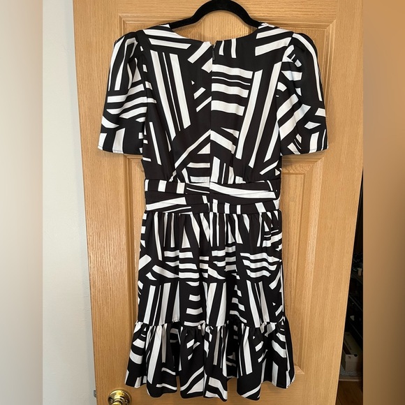 Karl Lagerfeld Black & White Geo Print Short Sleeve Surplice Mini Dress NWT Sz 2 - Picture 10 of 15